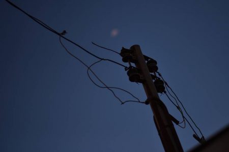 Poste de luz com céu ao fundo