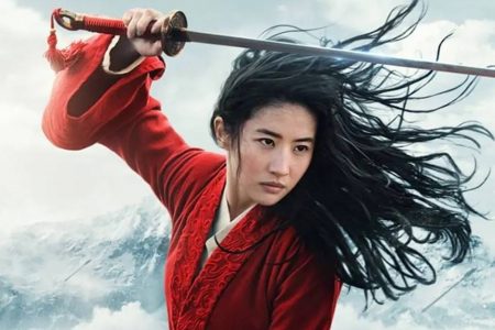 Atriz do filme Mulan com espada na mão e cabelos ao vento, maravilhosa