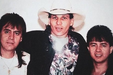 Imagem antiga de Chitãozinho e Xororó. Eles tem cabelo grande, pretos e são brancos - Metrópoles