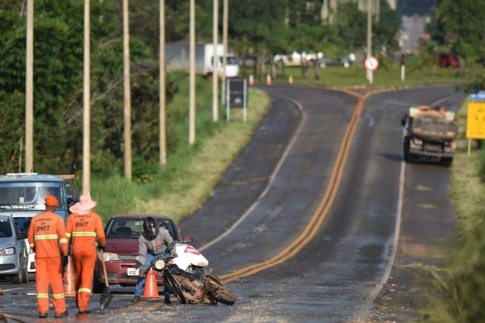 Motociclista se desequilibra e cai em estrada