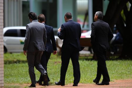 Foto colorida mostra grupo de homens, servidores públicos, caminhando - Metrópoles