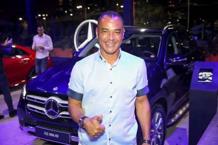 Foto colorida de Cafu em frente a carro de luxo - Metrópoles