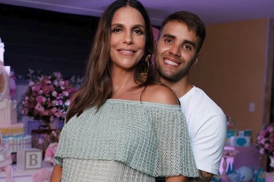 Ivete Sangalo e Daniel Cady em foto colorida. Eles estão sorrindo e agarradinhos - Metrópoles