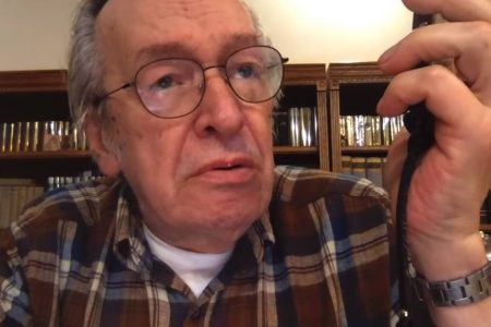 O escritor Olavo de Carvalho aparece com uma blusa xadrez