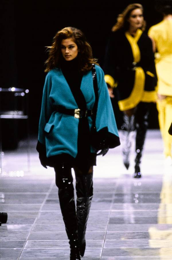 Cindy Crawford usando look azul e preto na passarela - Metrópoles