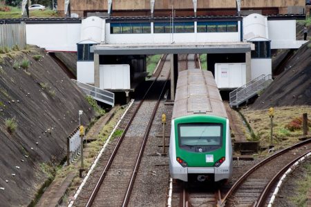 foto de vagão do metrô em trilho