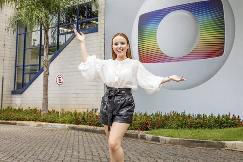 Larissa Manoela em frente à Globo