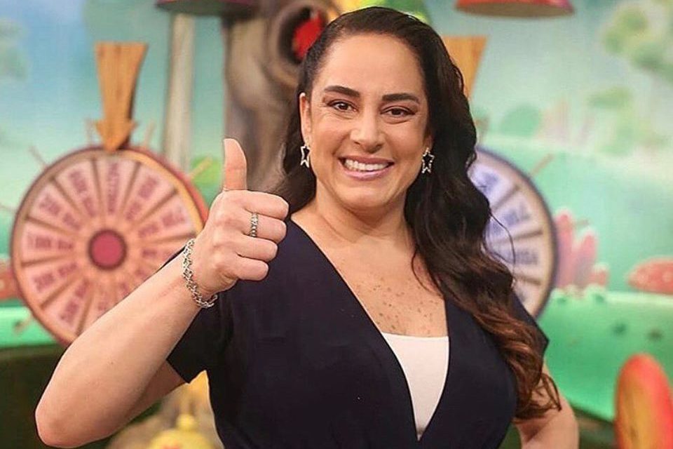 imagem colorida de Silvia Abravanel sorrindo e fazendo joinha - Metrópoles