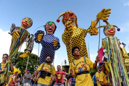 Foto colorida do bloco Galinho de Brasília - Metrópoles