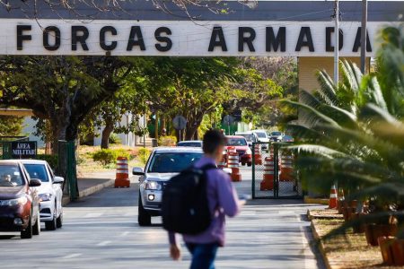 homem caminha em frente a hnospital