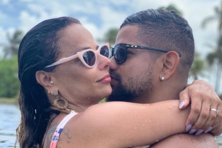 Viviane Araújo e Guilherme Militão abraçados