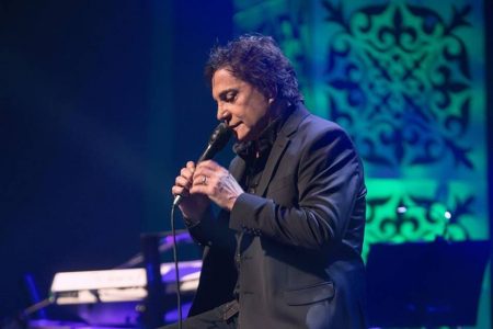 Fábio Jr. cantando durante show