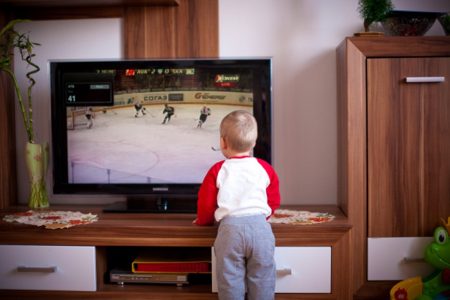 Bebê/Criança pequena assistindo televisão