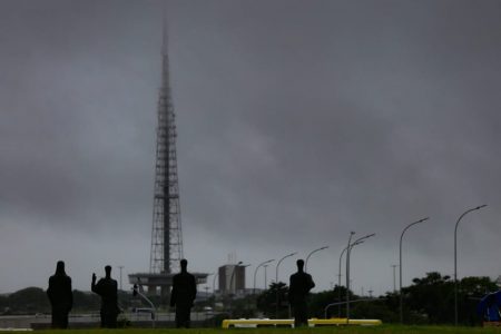 Torre de TV e chuva em Brasília