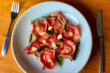 Prato do Aroma para o dia das mulheres: tortelli recheado com brie e mostarda de cremona, manteiga de sálvia e amêndoas laminadas