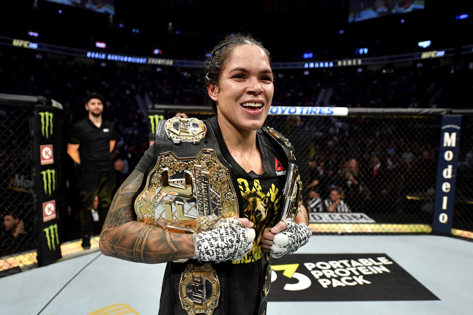 Amanda Nunes e seus cinturões no octógono
