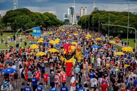 Carnaval Bloco Galinho de Brasília passando pelo Eixo Monumental