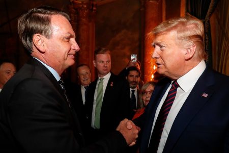 Jair Bolsonaro aperta a mão do presidente dos EUA, Donald Trump