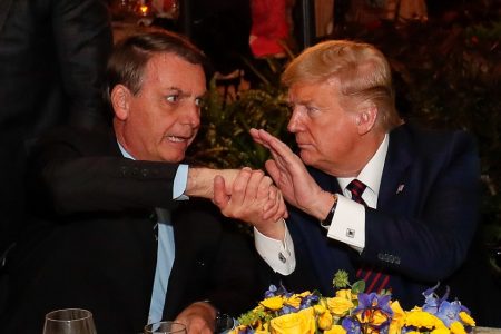 Bolsonaro cumprimenta Trump durante jantar