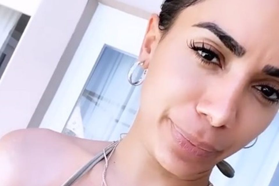 anitta de biquíni brava