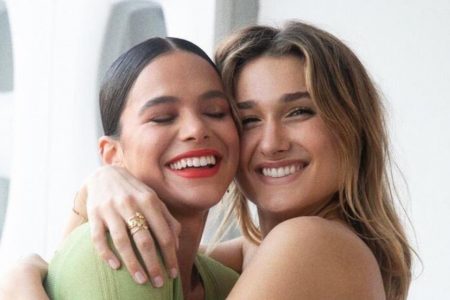 Foto colorida de Bruna Marquezine e Sasha Meneghel abraçadas - Metrópoles