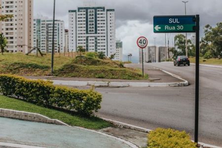 De acordo com a Polícia Civil, a mulher saiu da praça de skate, na Rua 37 Sul, e seguia para casa, por volta das 22h, quando foi abordada pelos criminosos.