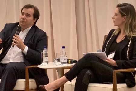 Presidente da Câmara, Rodrigo Maia, sentado ao lado da presidente da ONG Todos Pela Educação, Priscila Cruz, em evento de 2019