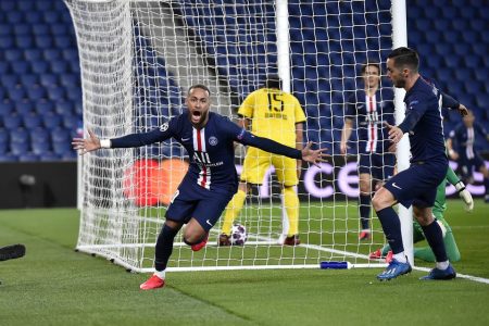 Neymar comemorando gol