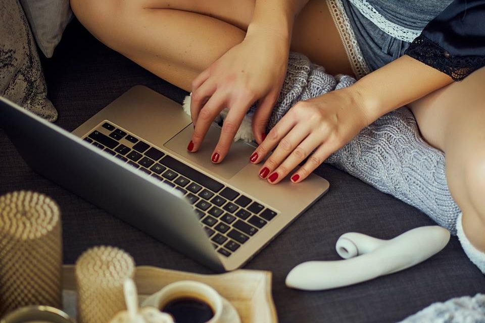 Mulher no computador com vibrador