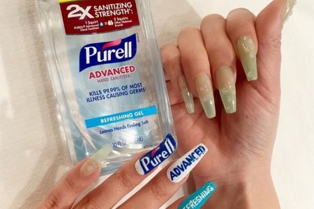 Moça mostrando as unhas de de álcool em gel