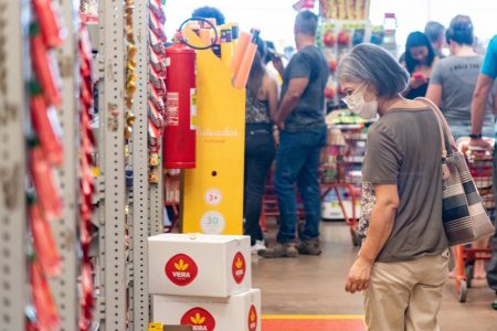 Mulher usa máscara para fazer compras em supermercado