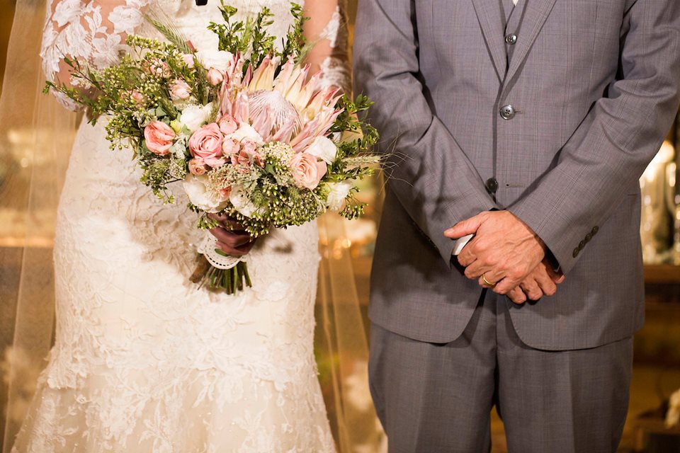 Casamento com os noivos lado a lado