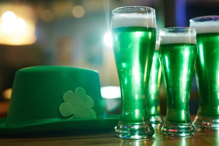 Copos com chope verde