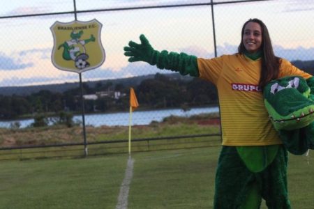 Luiza Estevão se veste de mascote oficial do Brasiliense