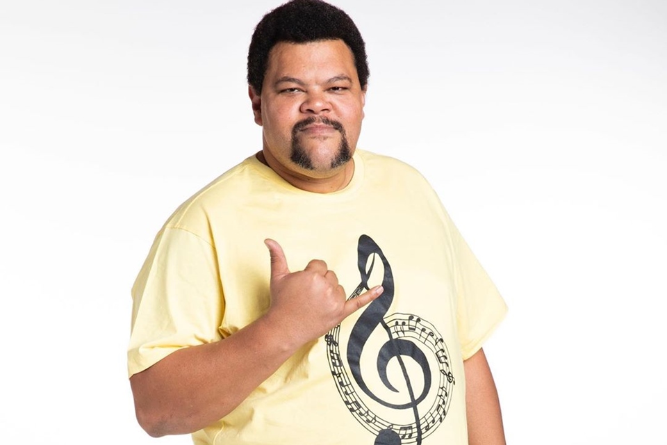 Babu Santana, do BBB20, posa para as fotos promocionais