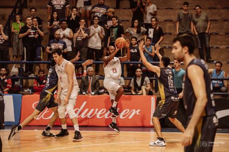 Armador do Brasília, Nezinho tenta arremesso em partida do NBB