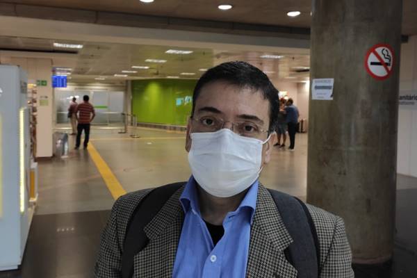 O médico Assuaro Silva no Aerporto de Brasília: coronavírus