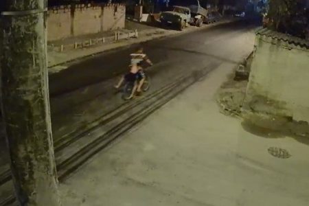 Menina levada na bicicleta para ser estuprada
