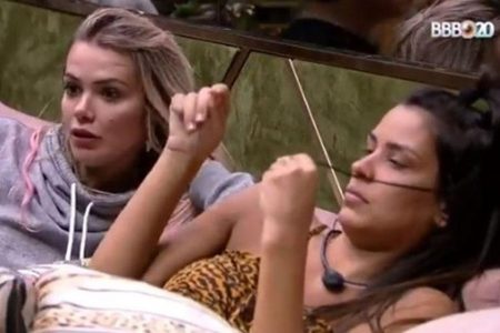 marcela-e-ivy-deitadas-no-sofá-da-sala-do-BBB20