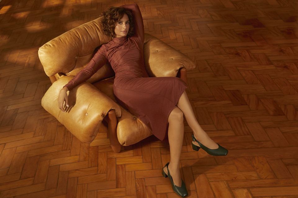 campanha com Camila Pitanga sentada em poltrona