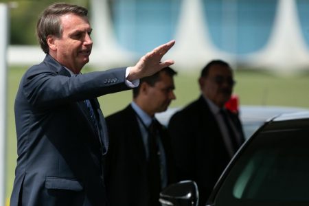 Bolsonaro acena para apoiadores na saída do Alvorada