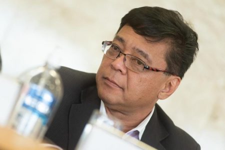 Secretário de Saúde concede coletiva com tubo de álcool em gel na mesa