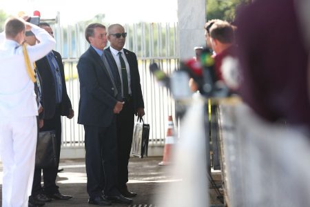 Bolsonaro cumprimentou apoiadores no Alvorada sem tocá-los