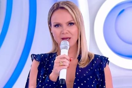 Elina apresentando program