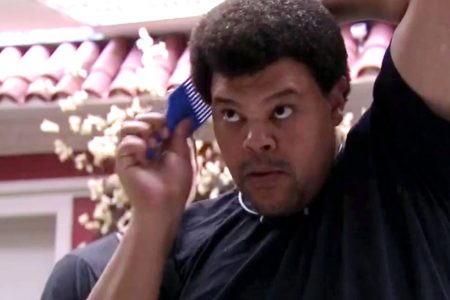 Babu, participante do BBB 20, utiliza um pente-garfo para pentear o black power