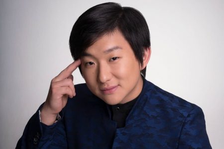 pyong-lee-posa-para-retrato-com-terno-azul