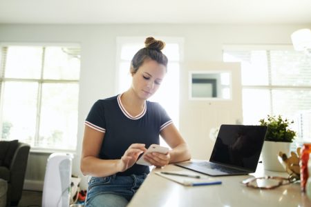 Menina mexendo no celular