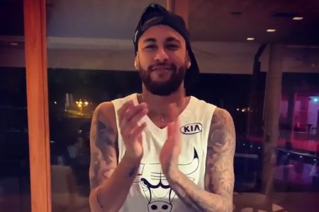Neymar de boné aplaudindo