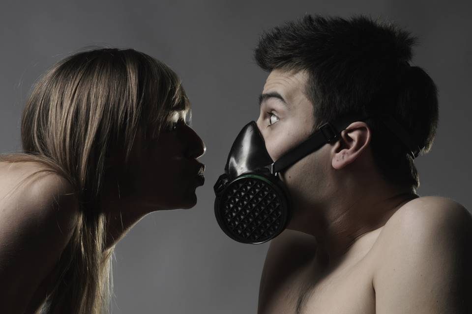 Casal com homem de máscara