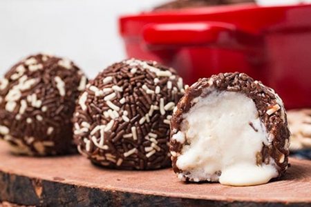 brigadeiro recheado de sorvete